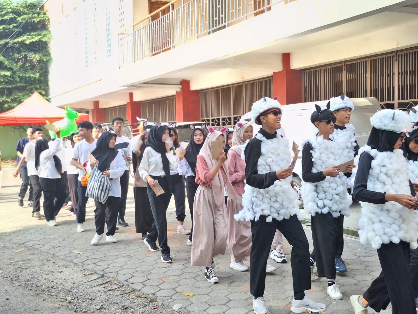 Kembangkan Kreativitas, SMA Negeri 4 Kota Tegal Adakan Karnaval Sernesta Smapat Hebat