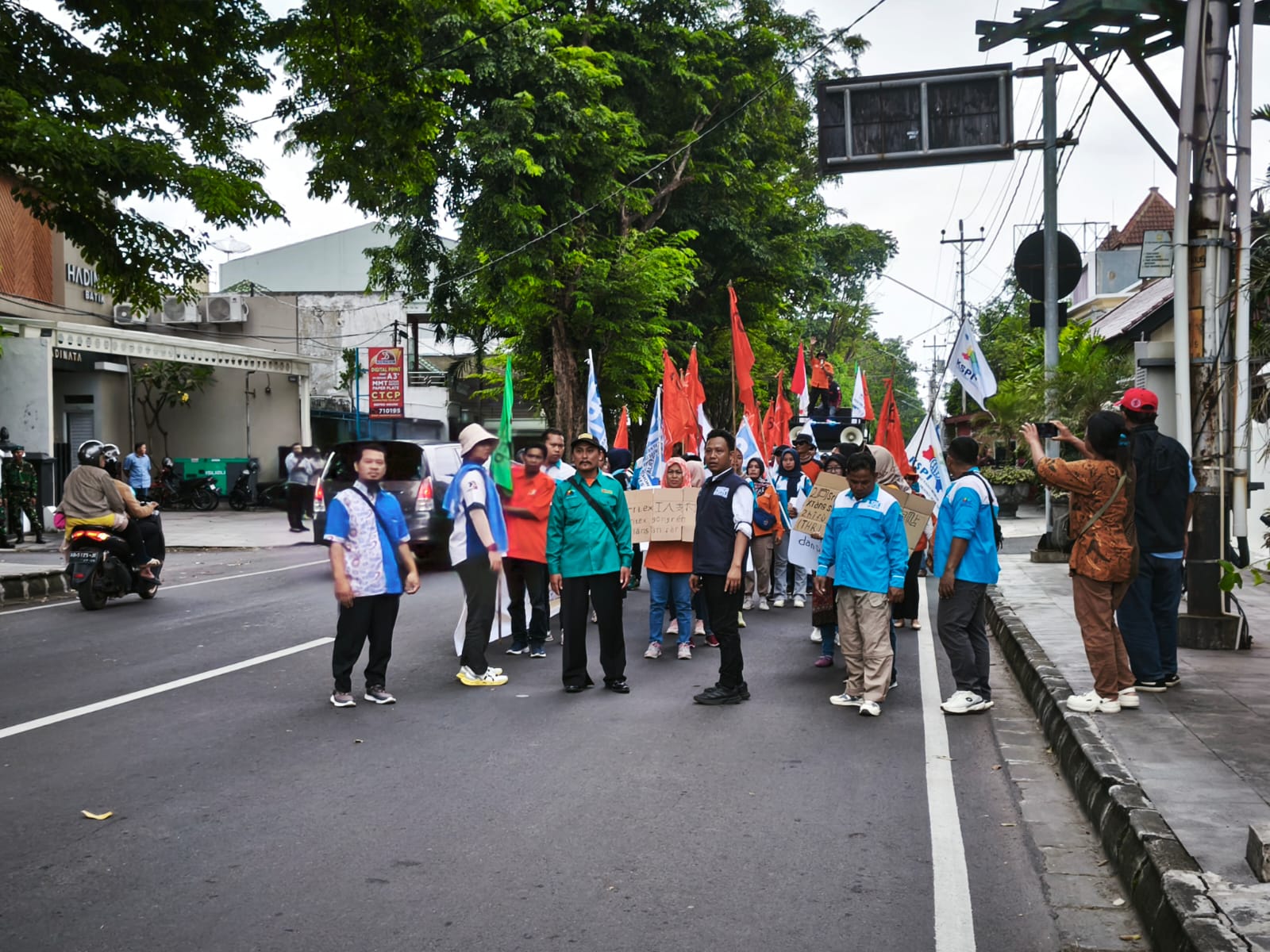 Buruh Demo di Rumah Keluarga Lukminto, Tuntut THR dan Pesangon