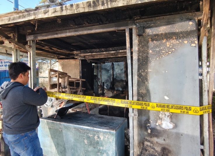 Warung Kelontong di Kesesi Terbakar Saat Pemilik Tuang Bensin, Tangan dan Kaki Korban Ikut Terbakar