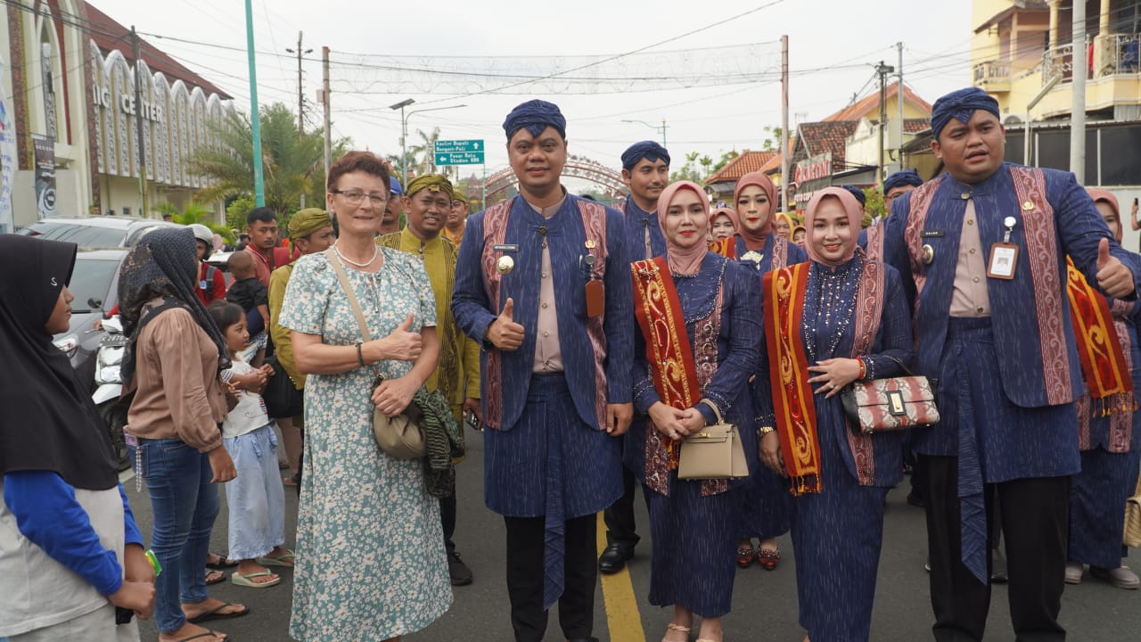 Berharap Berkah Ratu Kalinyamat, Warga Jepara Antusias Sambut Kirab Buka Luwur