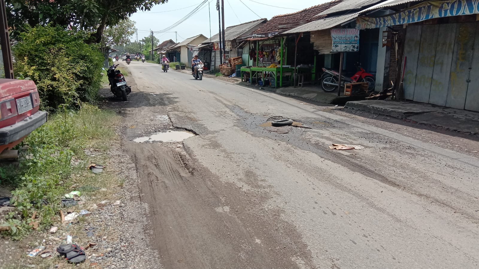 Jalan Kertasari Kabupaten Tegal Hancur, Banyak Pengendara Jatuh