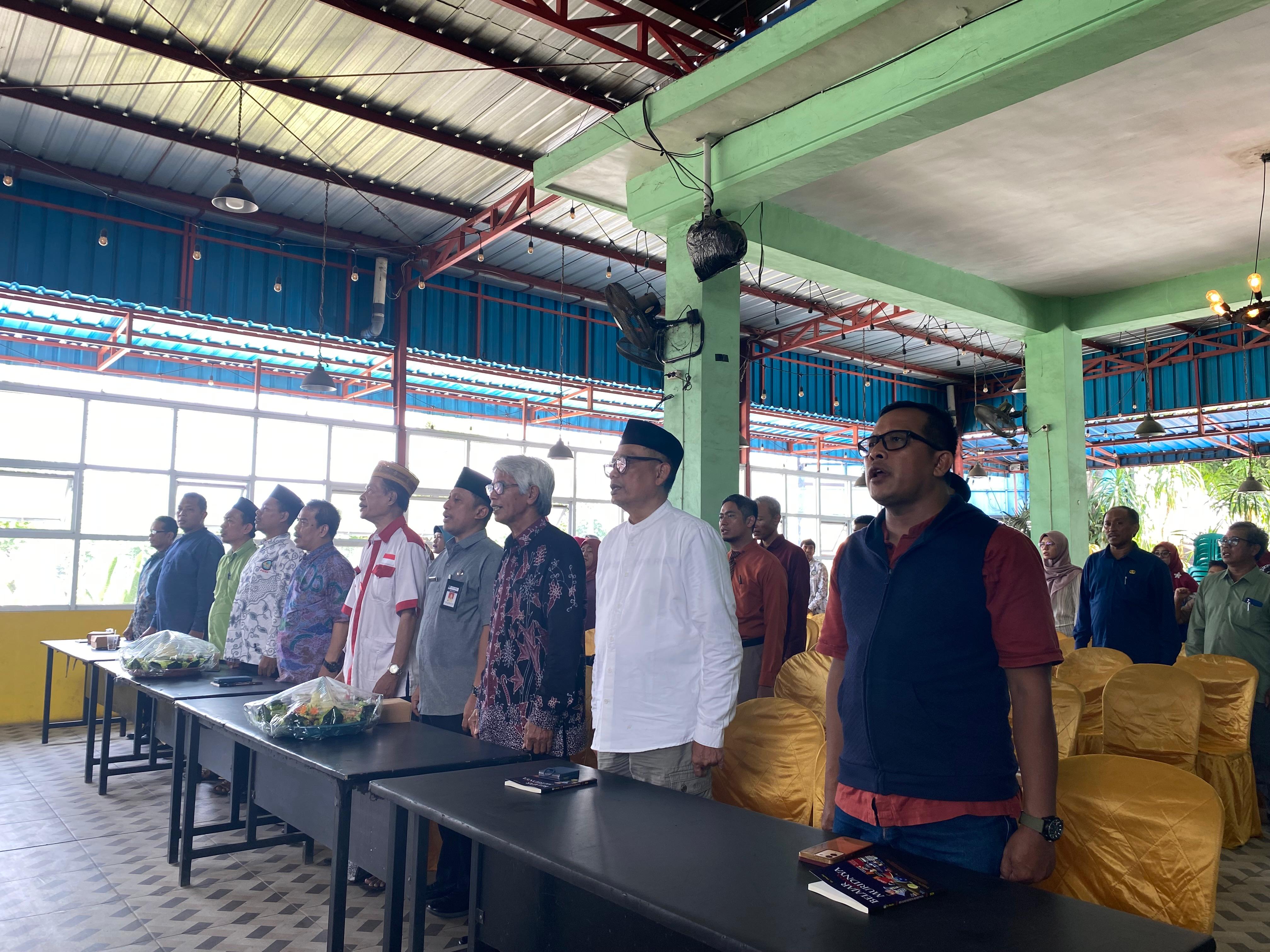 Peserta Antusias Ikuti Bedah Buku di Kedai Radar Tegal, Belajar kepada Muridnya Karya Dr Maufur 