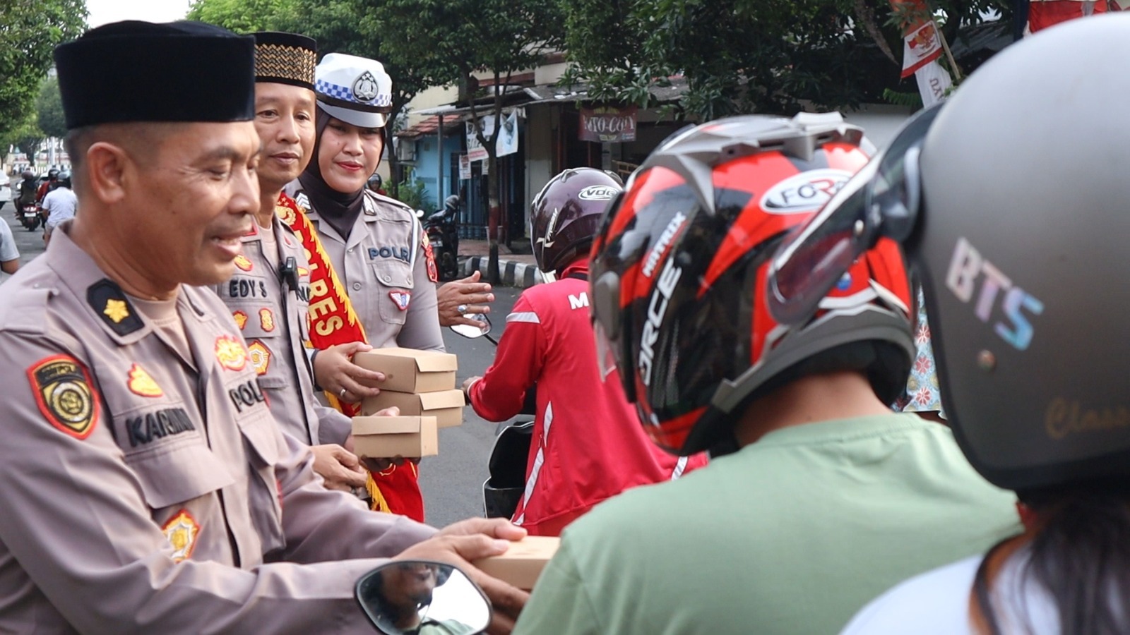 Serba-Serbi Ramadan, Polres Jepara Obral  Takjil Bagi Pengguna Jalan