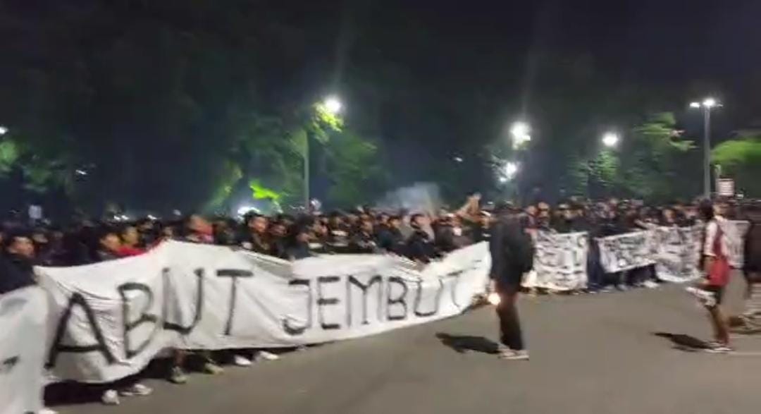 Ribuan Suporter Solo Demo Tuntut Ganti Manajemen, Buntut Performa Persis yang Semakin Buruk 