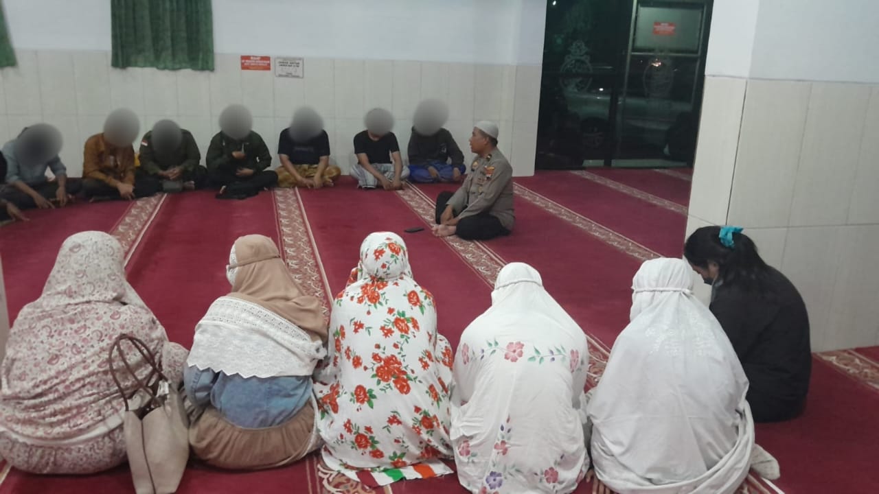 10 Pasangan Tidak Sah Diajak Sholat Taubat, Usai Digelandang Polres Kudus di Tempat Kos  