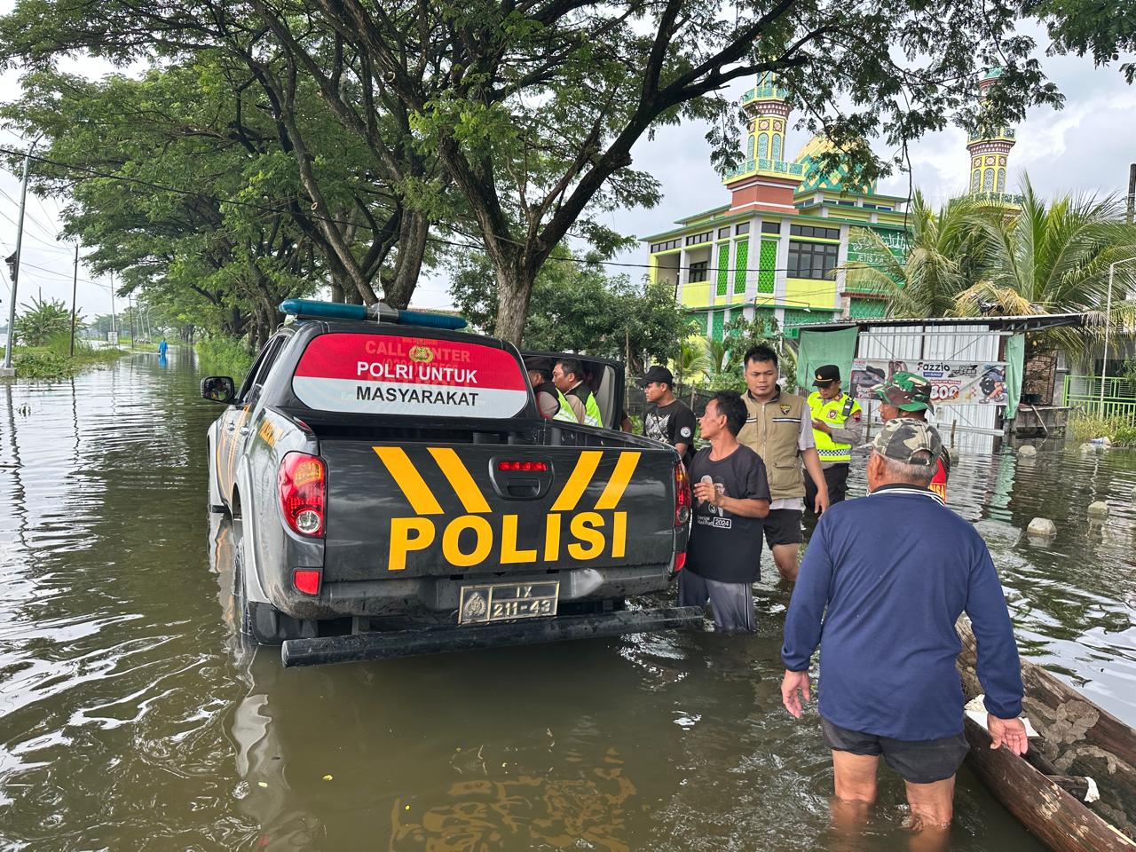 Dikepung Banjir Satu Meter, Warga Penderita Stroke Dievakuasi ke RSUD Kudus