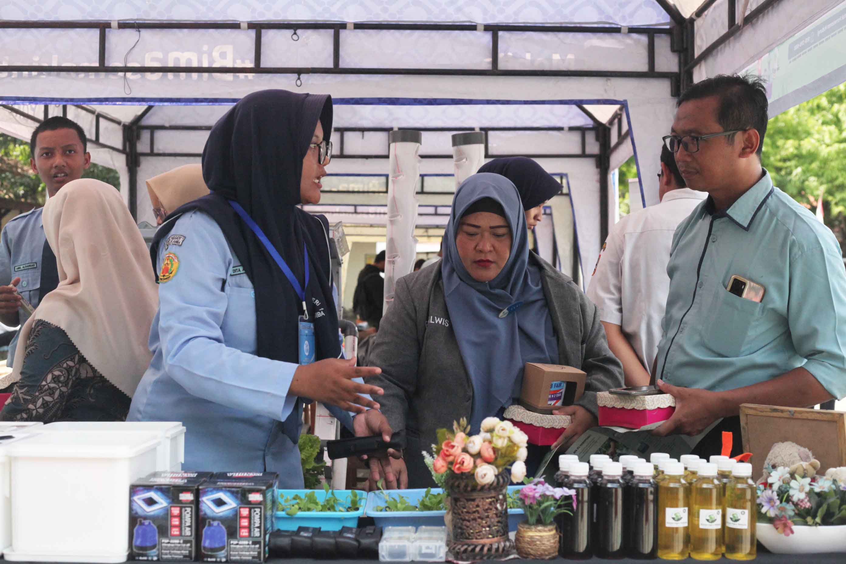 Pengunjung Job Fair Serbu Stan Projek Kreatif SMKN 1 Bulakamba