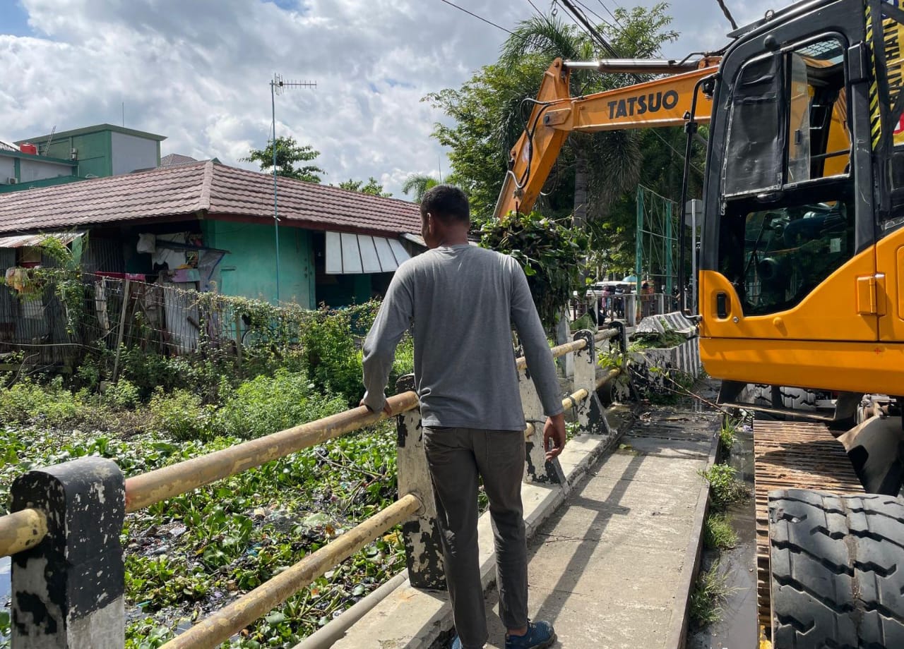 BPBD, DPUPR dan Relawan Kota Pekalongan Gotong Royong Bersihkan Saluran Sungai Bremi-Meduri