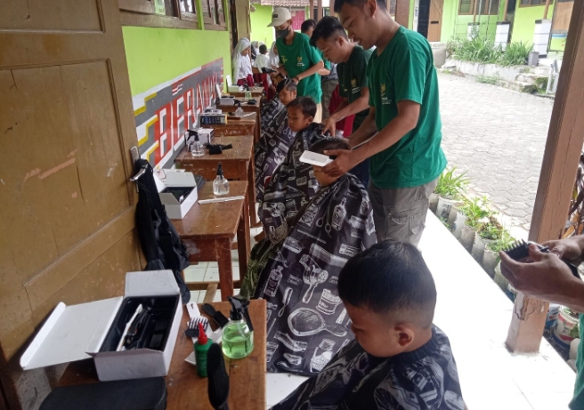 Baznas Kabupaten Tegal Adakan Cukur Rambut Masal secara Gratis 