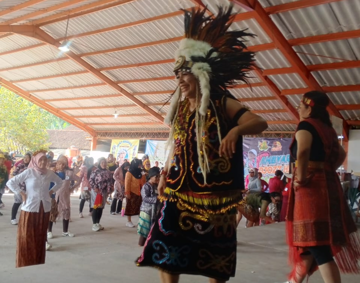 Senam Sehat Berbusana Adat, Susi Cing's Geber 'Olga Ambyaran' di Hari Ibu