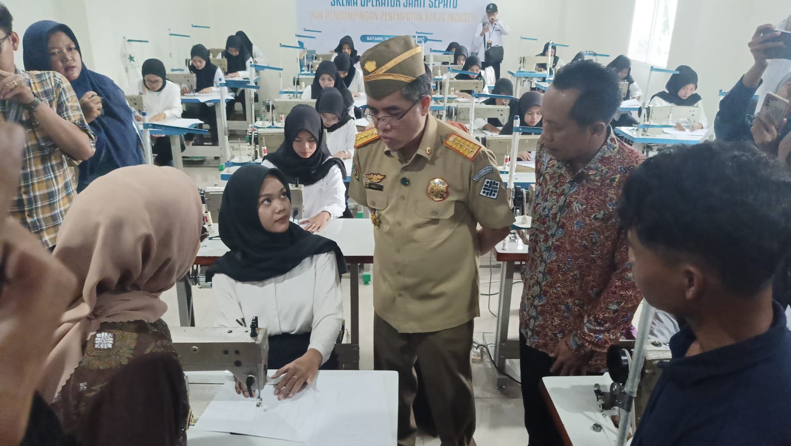 Peringatan Bulan K3, Menaker RI Yassierli Kunjungi KIT Batang: Tinjau Rumah Susun dan Pelatihan Pekerja 