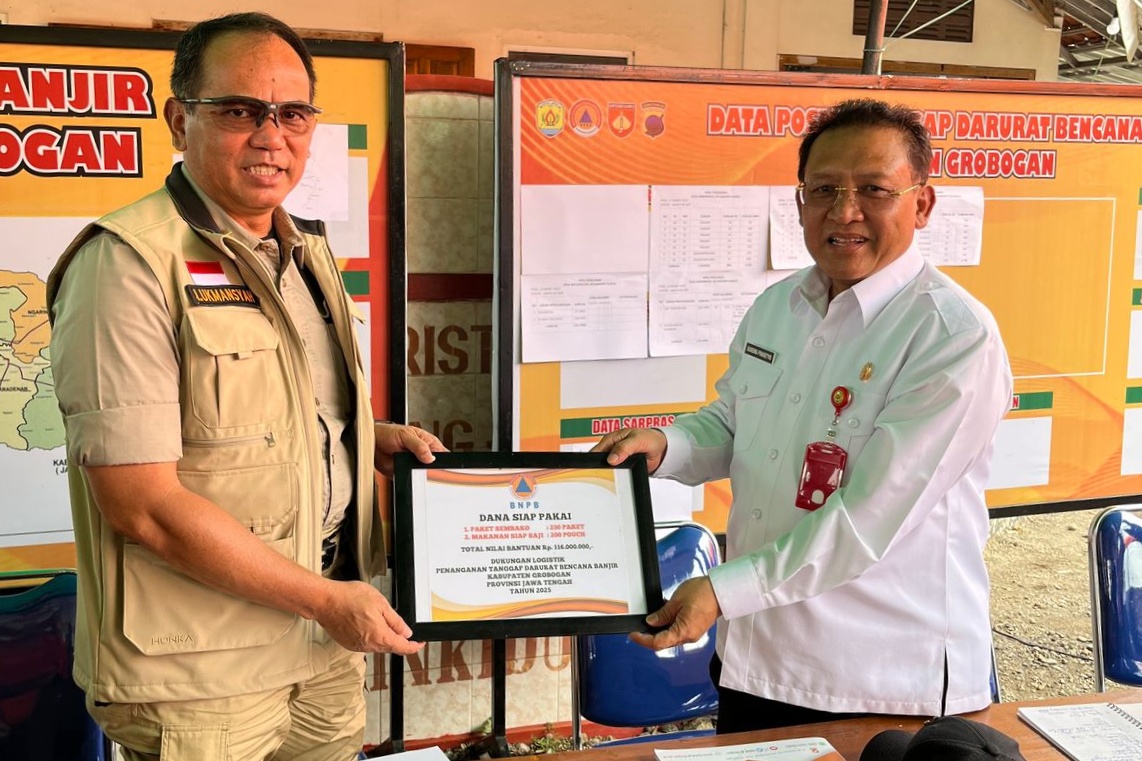 Kunjungi Korban Banjir Grobogan, BNPB Serahkan 250 Paket Sembako dan 200 Pouch Makanan Siap Saji