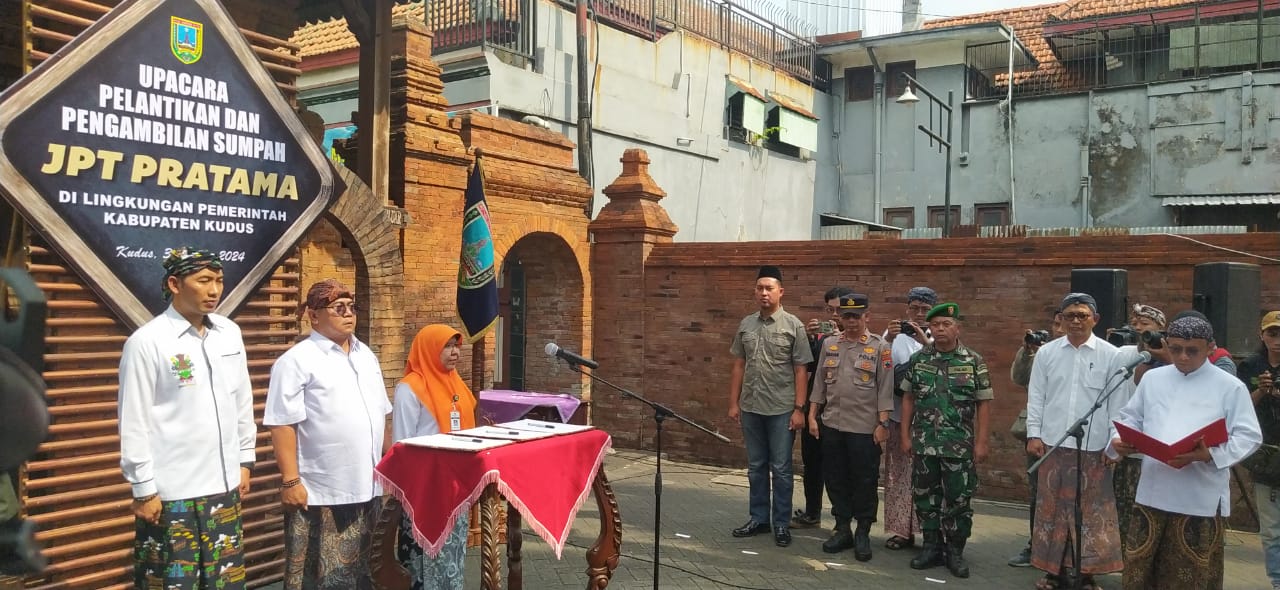 Patahkan Mitos Rajah Kolocokro, Tiga Kepala Dinas Dilantik di Area Masjid Menara Sunan Kudus   