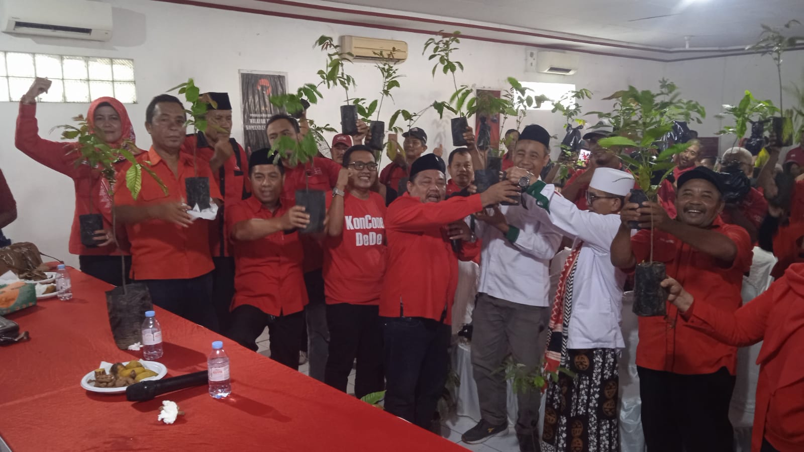 Instruksi Megawati Dijawab Aksi, PDI Perjuangan Kabupaten Batang Tanam 500 Pohon Matoa