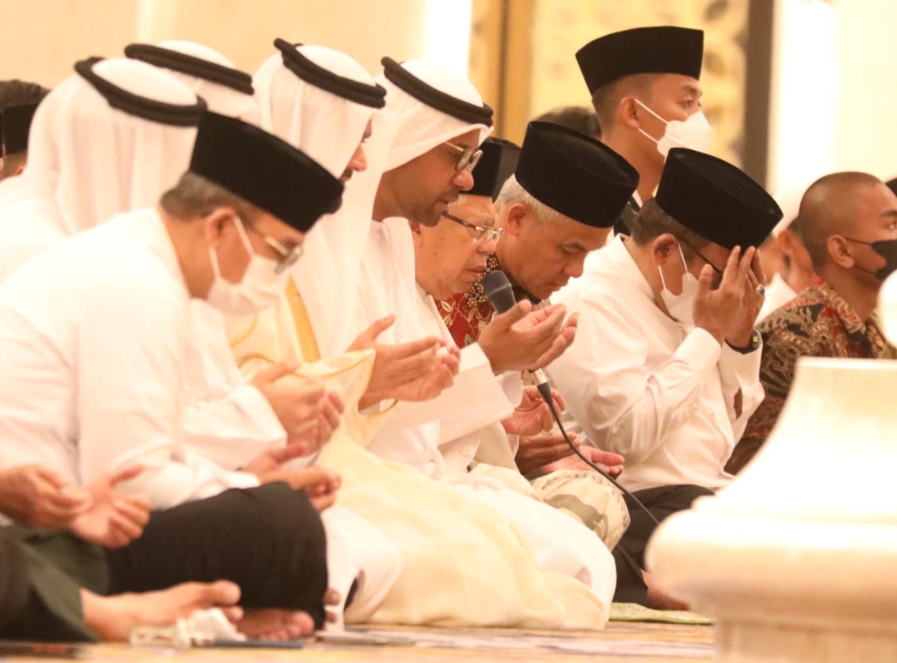 Ganjar Pranowo dan Wapres Ma'ruf Amin Salat Subuh Perdana Bersama Masyarakat di Masjid Sheikh Zayed 