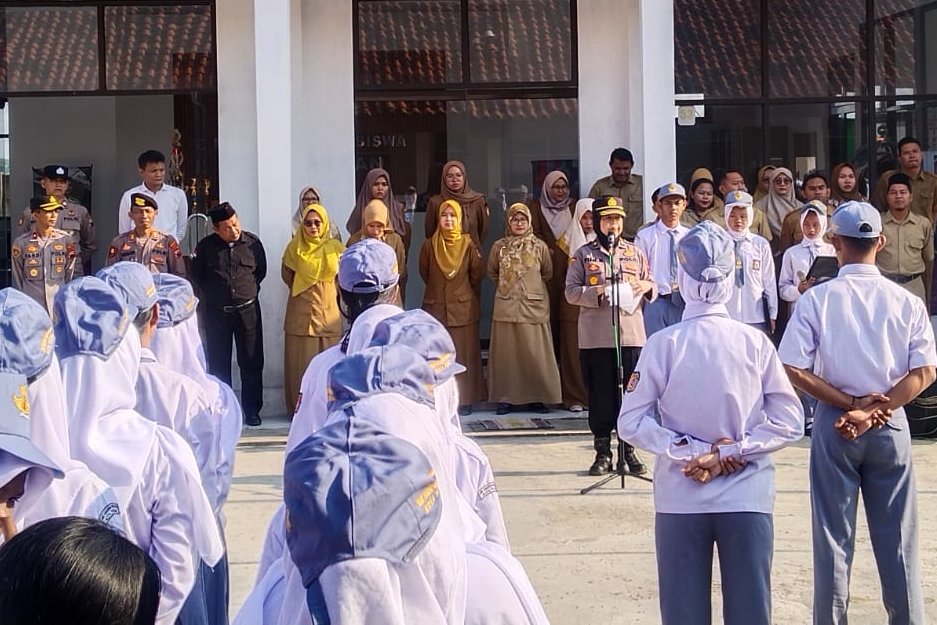 Pimpin Apel di SMK Harber Kota Tegal, Polisi Tanamkan Disiplin dan Karakter Pelajar