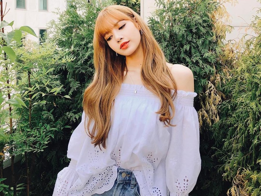 Anda sedang bingung mencari inspirasi outfit sehari-hari, Ini Rekomendasi Gaya Lisa BLACKPINK !