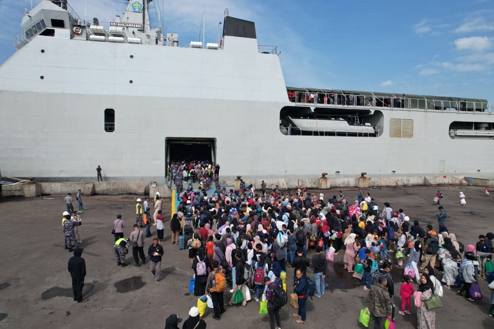 Sebanyak 1.496 Pemudik Kembali ke Jakarta Gunakan Kapal Tempur KRI Banjarmasin 592