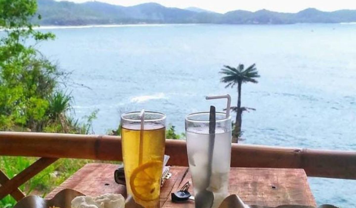 Rekomendasi Kafe Instagramable di Pacitan, Nongkrong dengan View Laut Biru