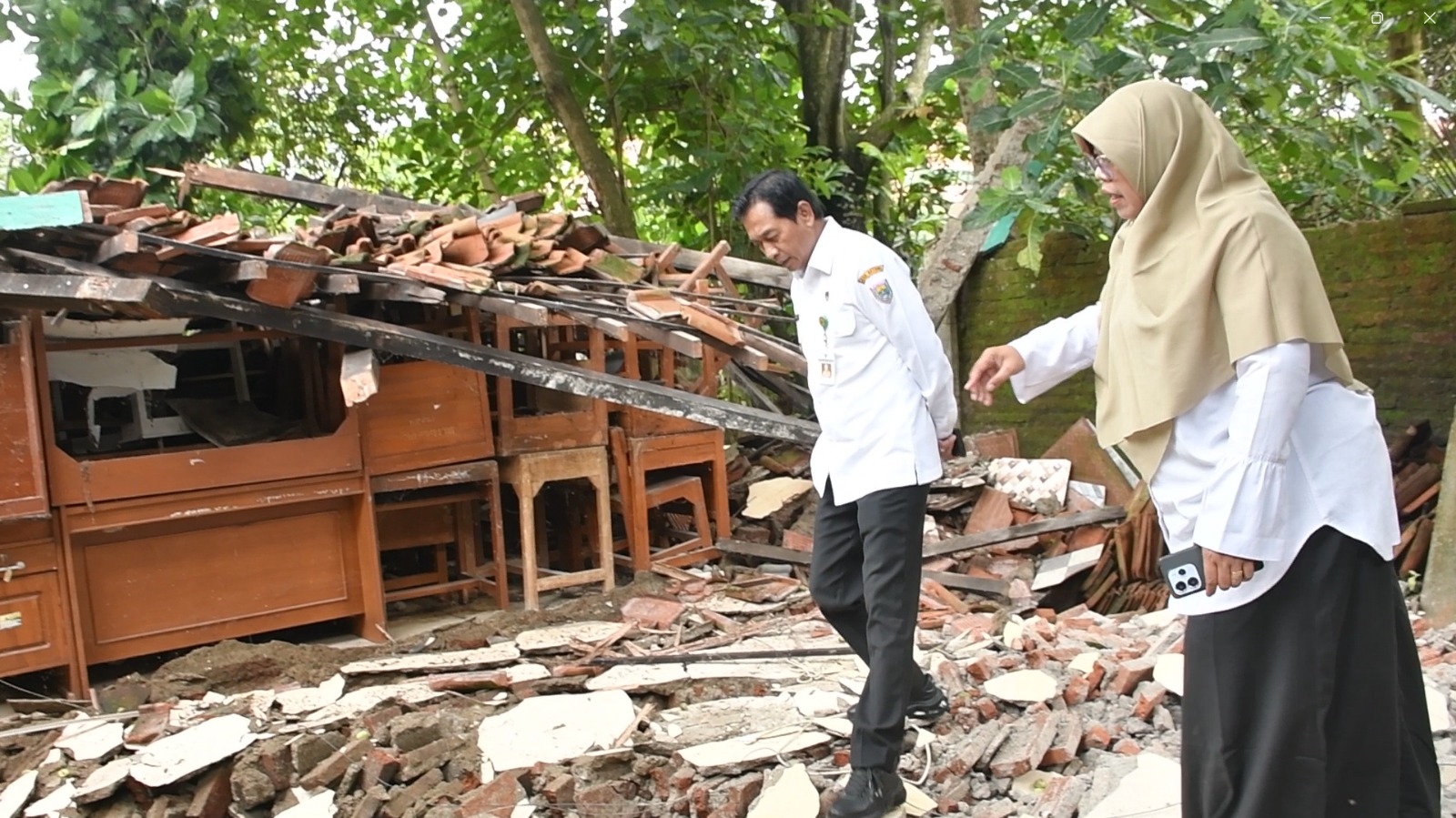 Atap SLB Batang Ambruk di Tengah Jam Belajar, Tidak Ada Korban