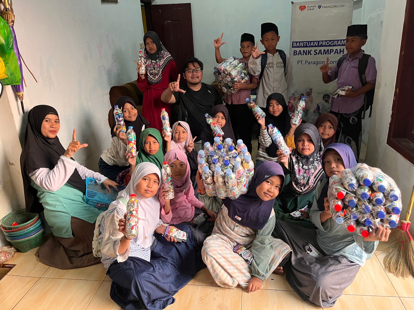 Isi Masa Libur, MI Miftakhul Ulum Kebandingan Belajar Olah Sampah Plastik Menjadi Ecobrick