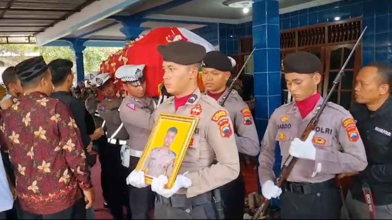 Pemakaman Ajudan dan Sopir Kapolres Boyolali Usai Kecelakaan di Tol Batang, Ibu Bripda Rio Pingsan