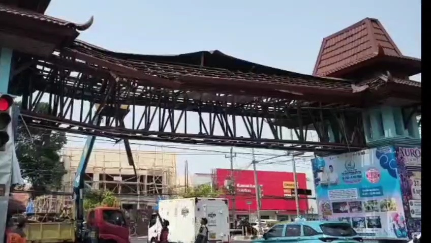 Trailer Tabrak Gapura PRPP Semarang, Dishub Soroti Batas Muatan 8 Ton