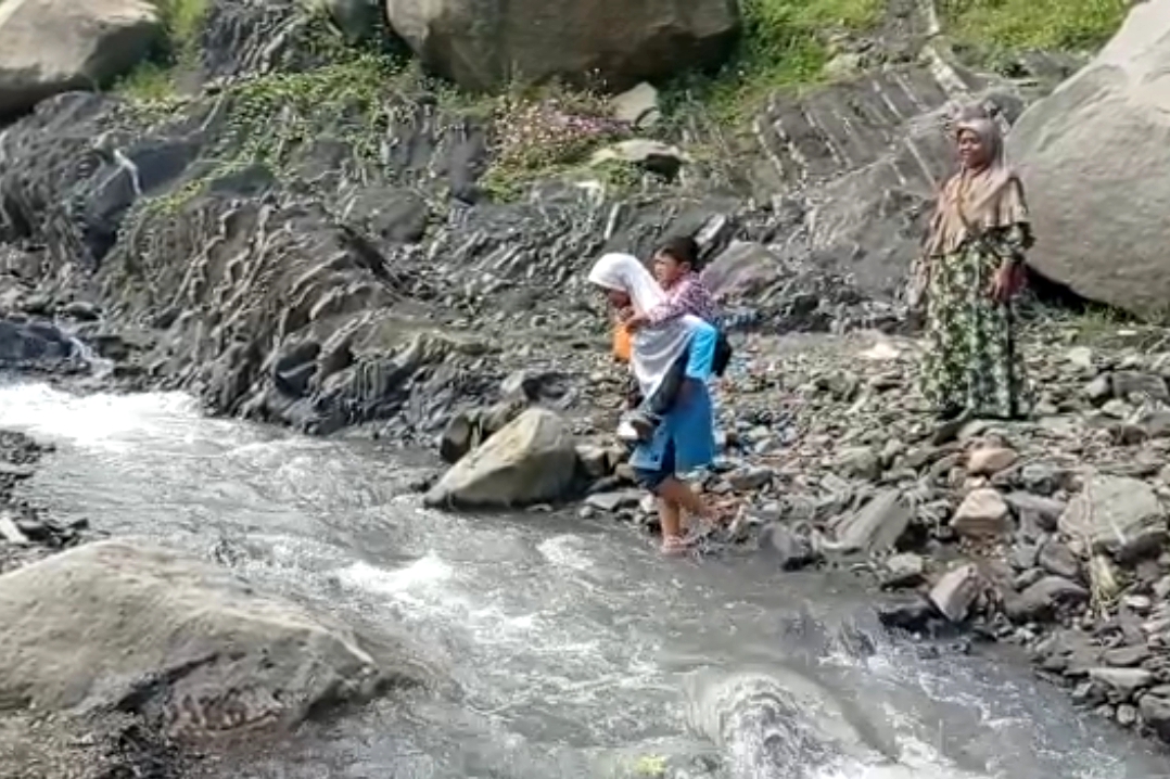 Miris, 2 Tahun Siswa di Brebes Ini Kesulitan Akses Penyeberangan, Jembatan Putus Belum Diperbaiki 