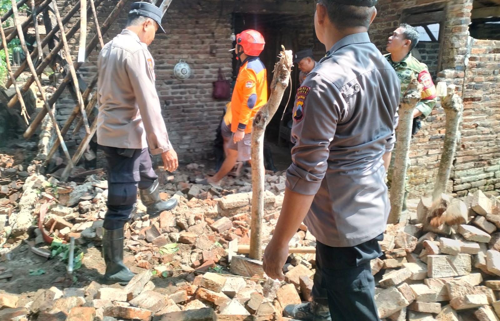 Puting Beliung Terjang Kandangmas Kudus, Rumah Warga Rusak hingga Tembok Roboh