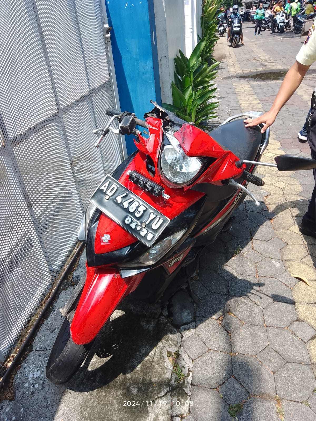 Serempet KA Batara Kresna Solo, Sepeda Motor Tersangkut Bogie Kereta