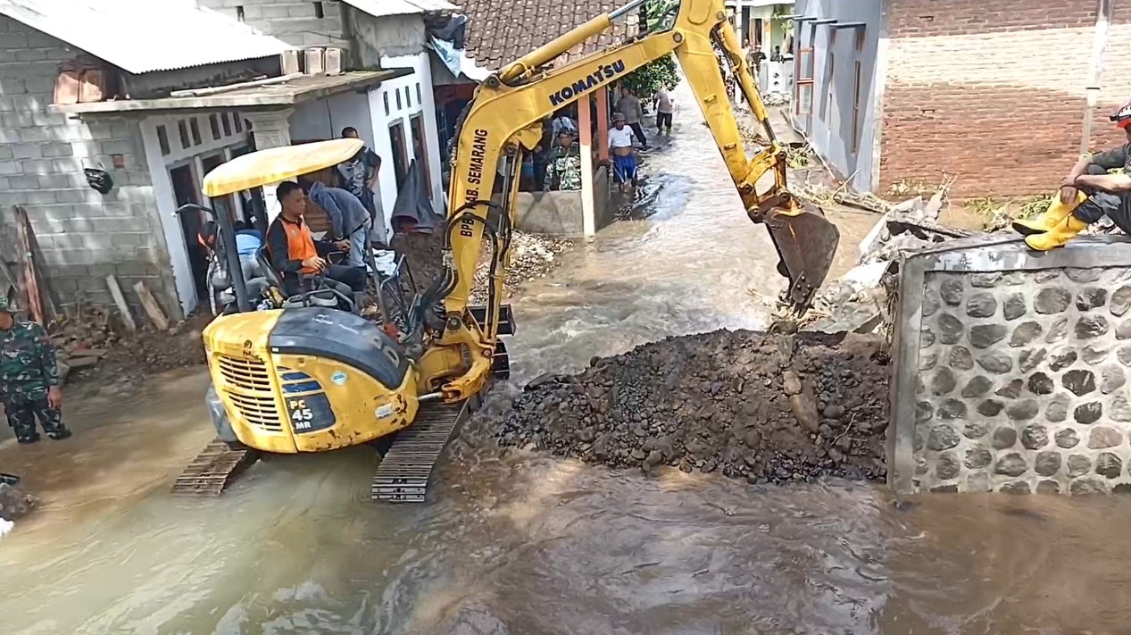 Cegah Banjir Susulan, Petugas Gabungan Membuat Tanggul Sementara di Banyubiru