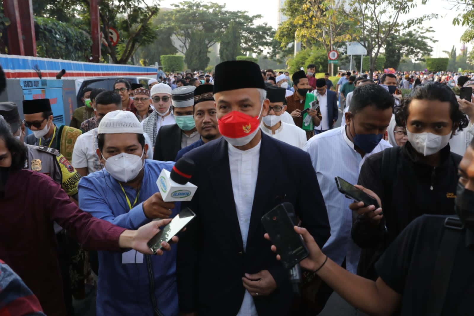 Ganjar Salat Idul Adha dan Serahkan Hewan Kurban di Simpang Lima Semarang 
