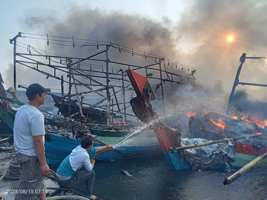 UPDATE: Kapal Terbakar di Pelabuhan Jongor Kota Tegal Bertambah Lagi, Jadi 52 Kapal