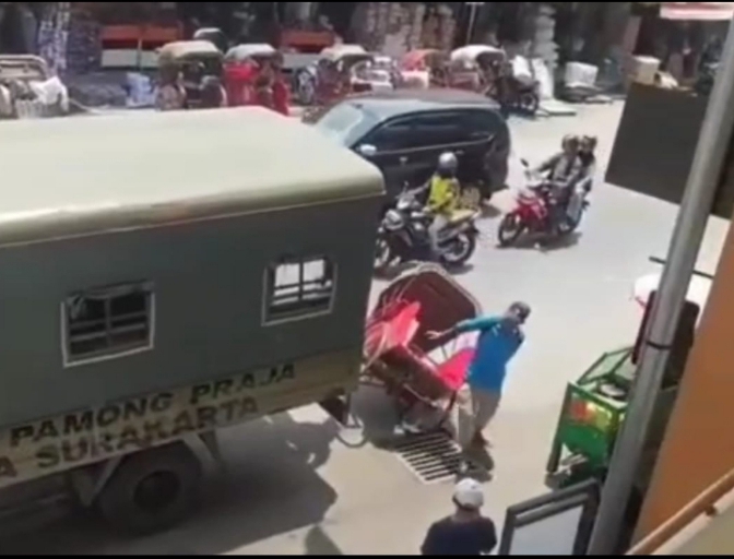 Viral di Instagram, Mobil Patroli Satpol PP di Solo Tabrak Tukang Becak