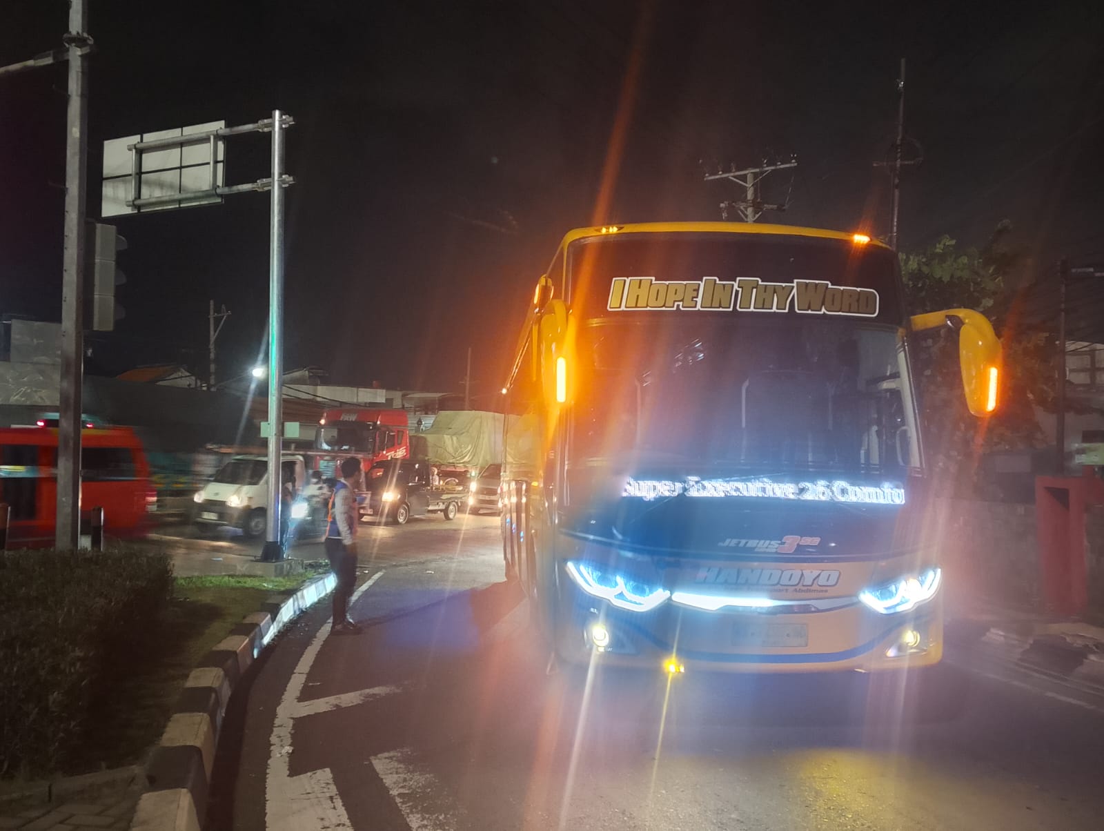 Bus AKAP Masih Nekat Putar Balik di Jalan Prof Hamka, Dishub Semarang Turun Tangan Malam Hari