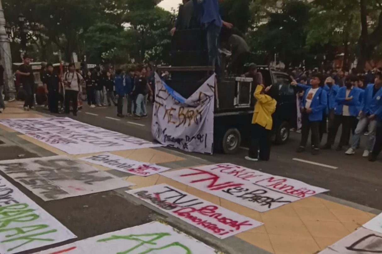 Ribuan Mahasiswa BEM Semarang Demo di DPRD Jateng, Bawa 14 Tuntutan soal TNI dan HAM