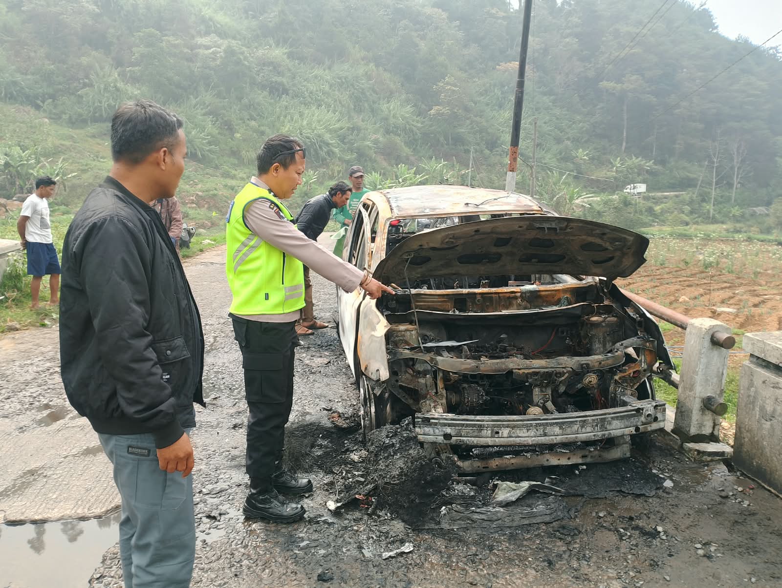 Geger, Grand Livina Terbakar di Jalur Wisata Gerlang Batang