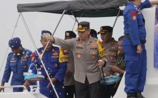 HUT ke-73 Polairud, Polres Pemalang Tabur Bunga di Laut 