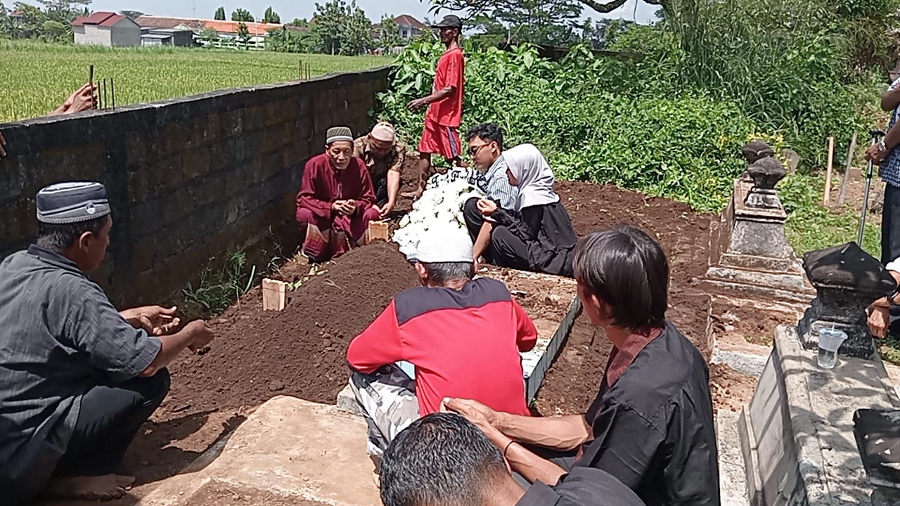 Korban Kecelakaan Kereta Api di Stasiun Bekasi Timur di Makamkan di Boyolali