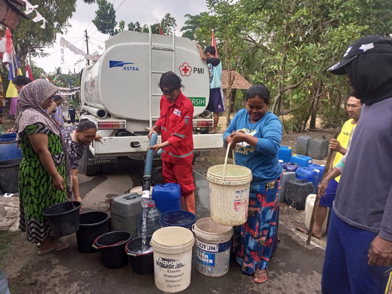 PMI Kabupaten Tegal Lakukan Dropping Air ke Dua Desa 