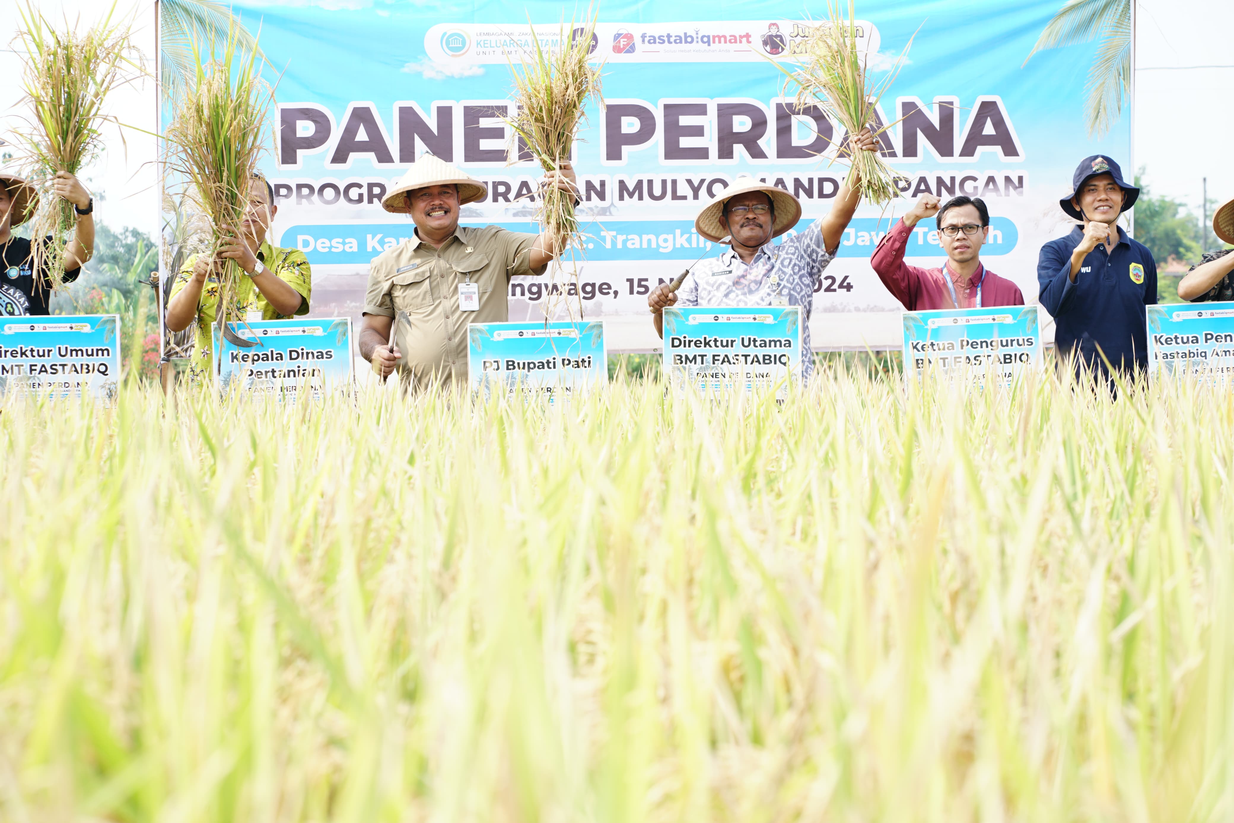 Juragan Mulyo Tebar Duit ke Petani, Kehadirannya Bikin Simpati Warga Pati