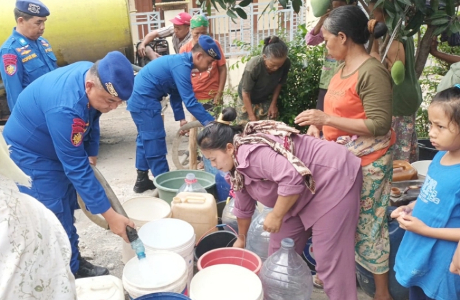 Kemarau, Satpolairud  Polres Pemalang Beri Bantuan Air Bersih