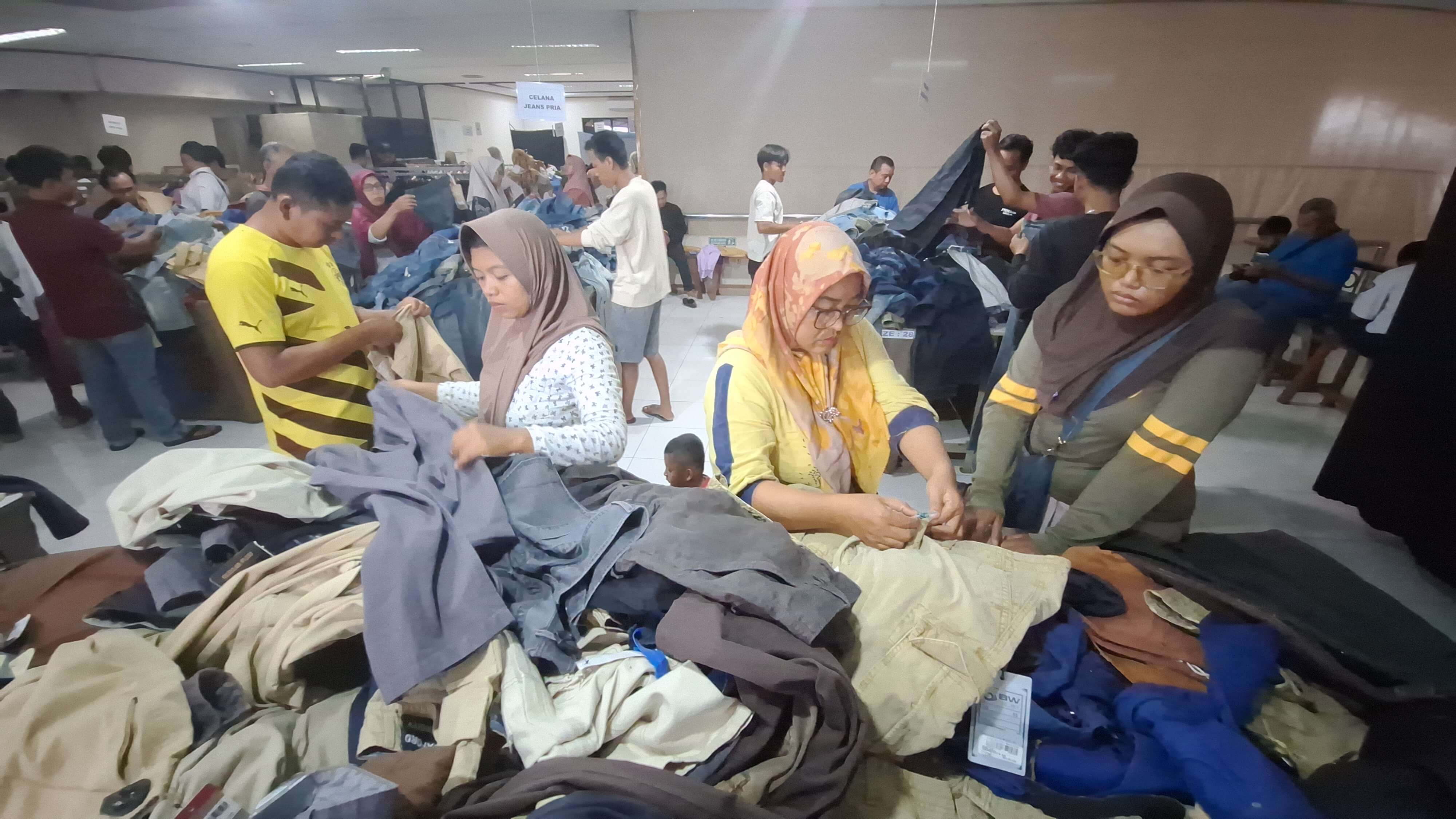 Warga Pekalongan Ramai-ramai Berburu Pakaian Lebaran di Bazaar Garmen Murah