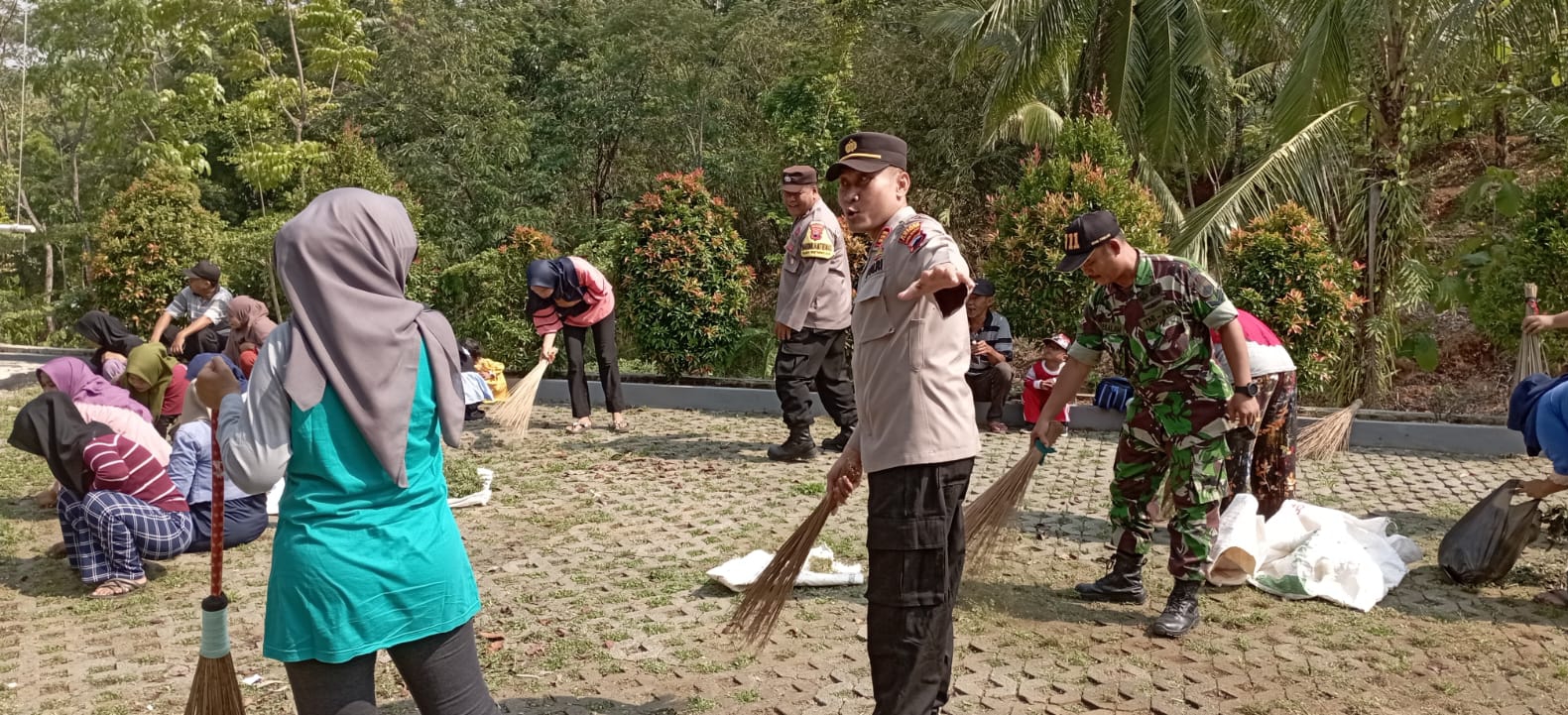 Hari Pahlawan, Bersihkan Tugu Letnan KKO Soetomo di Kabupaten Pemalang