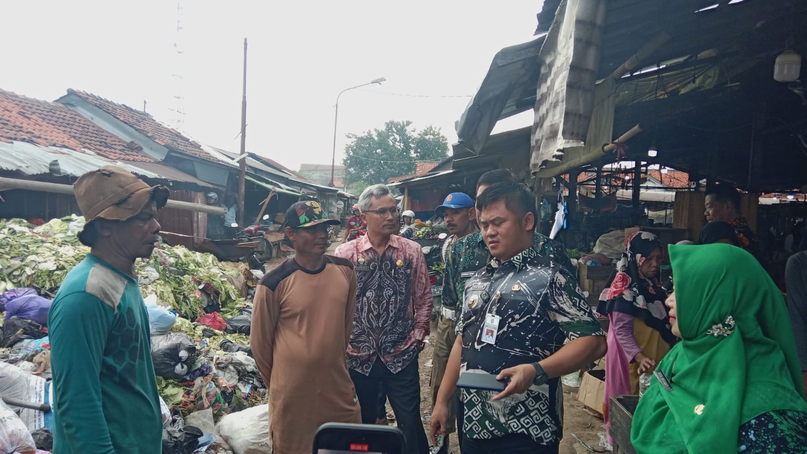 Sampah di Pasar Bawang Menggunung, Bupati Tegal Gercep Lakukan Ini