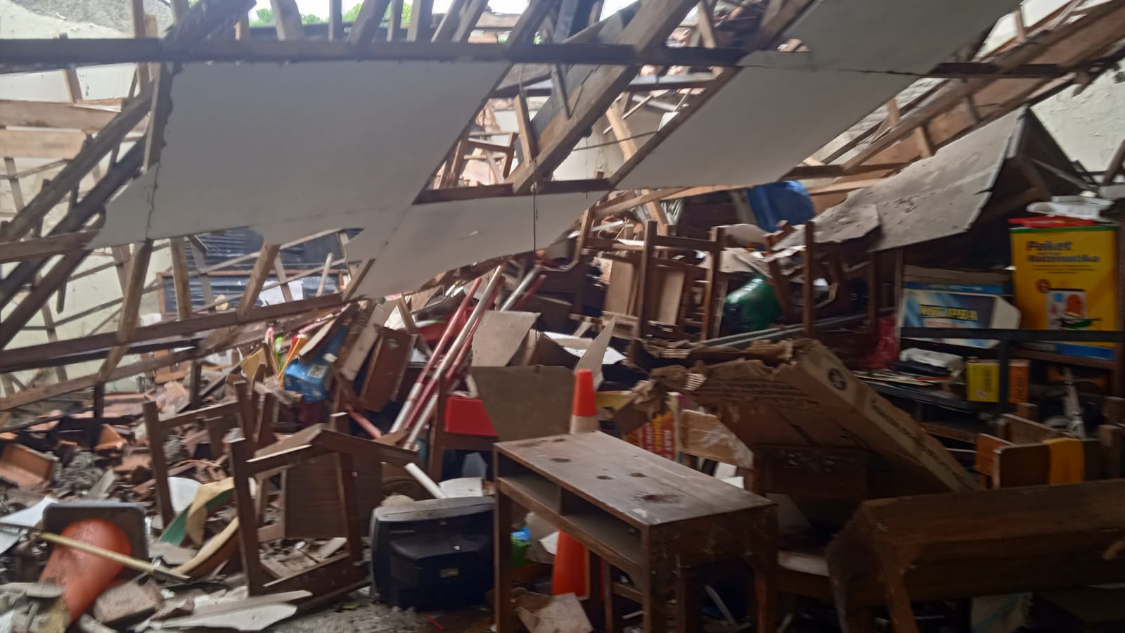 Ruang SDN Proyonanggan 3 Ambruk Akibat Hujan Deras, Satu Warga Batang Terluka