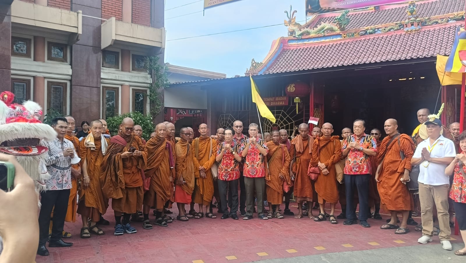 36 Biksu Thudong yang Jalan Kaki 2.700 Km Tiba di Pekalongan, Mampir Vajra Bumi dan Po An Thian