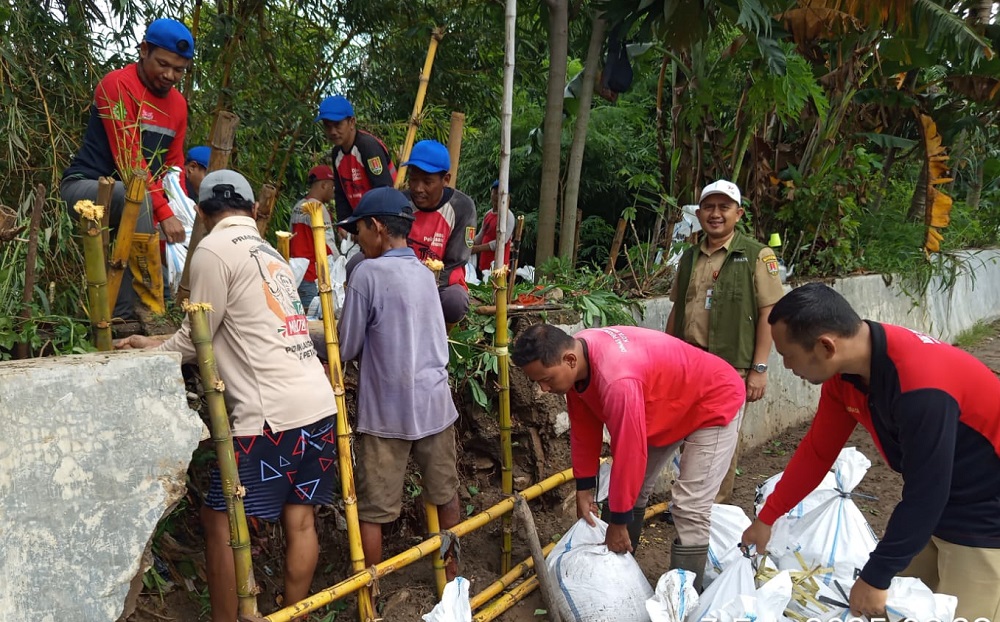 Tanggul Sungai Plumbon Jebol, Menggenangi Lima Rumah di Mangunharjo Semarang