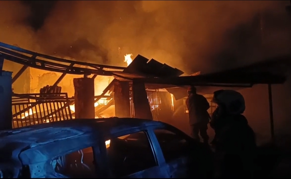 Kebakaran di Perumahan BRD Pekalongan, Rumah Usaha Batik dan Xpander Ludes Terbakar