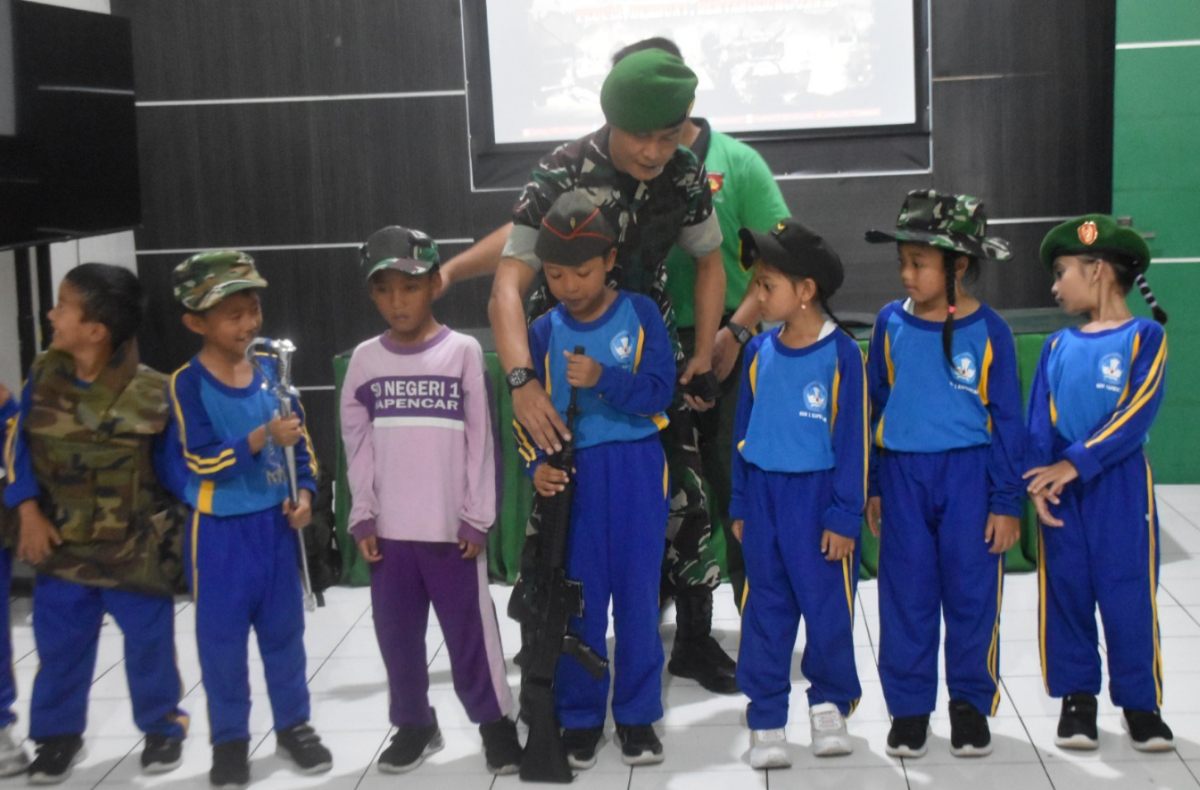 Kunjungi Kodim 0707/Wonosobo, Anak-anak SDN 1 Kapencar Ingin Lebih Dekat dengan TNI